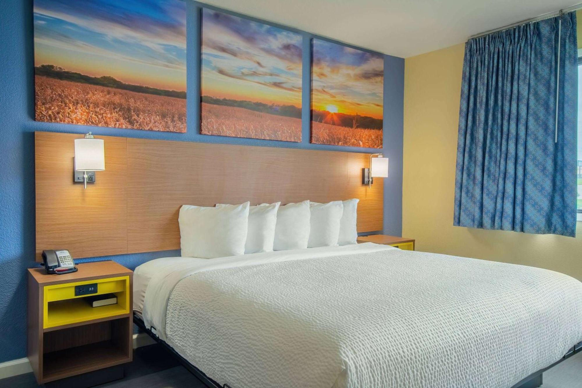 Days & By Wyndham Hotel