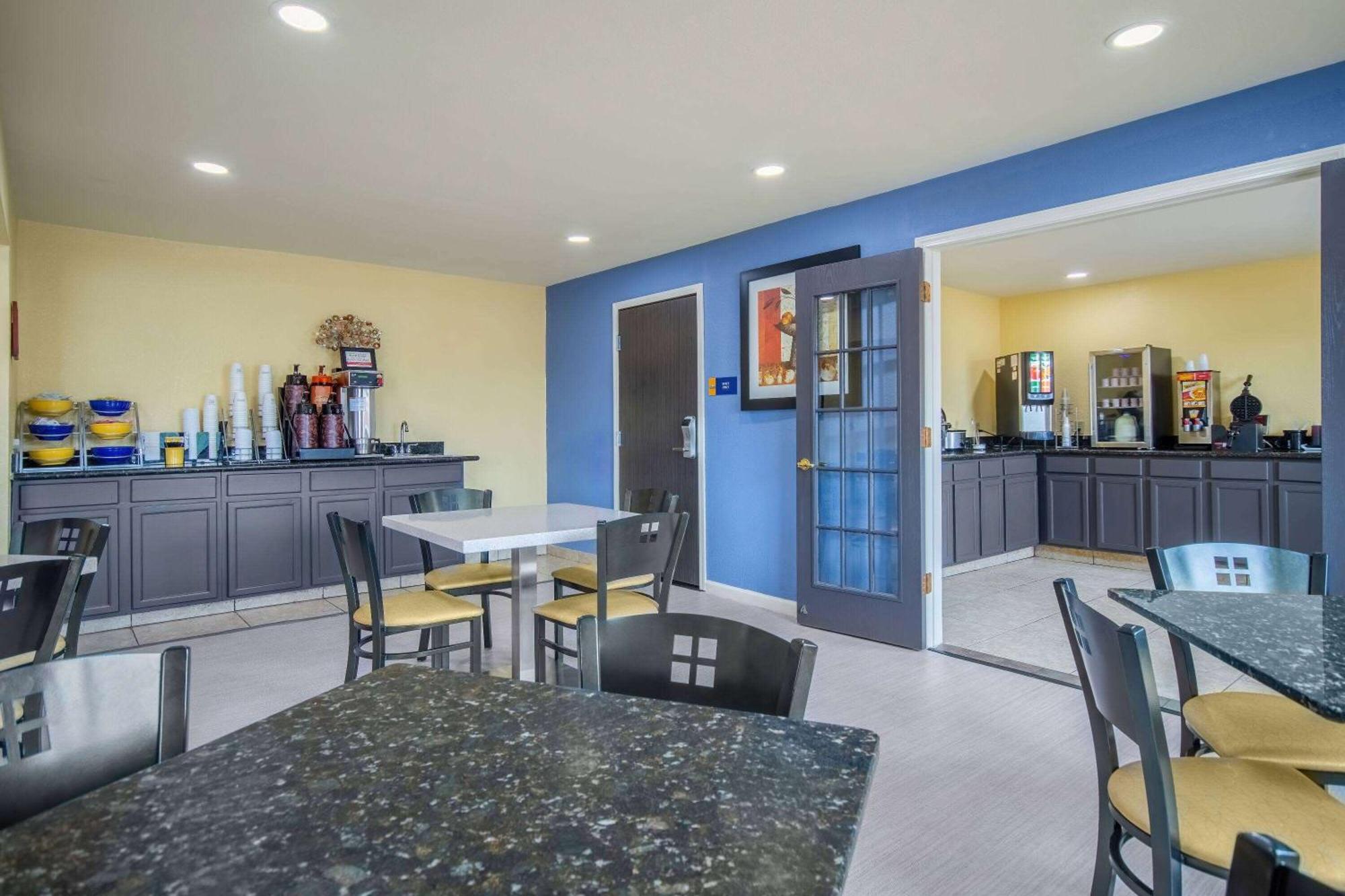Hotel Days & By Wyndham Waterloo