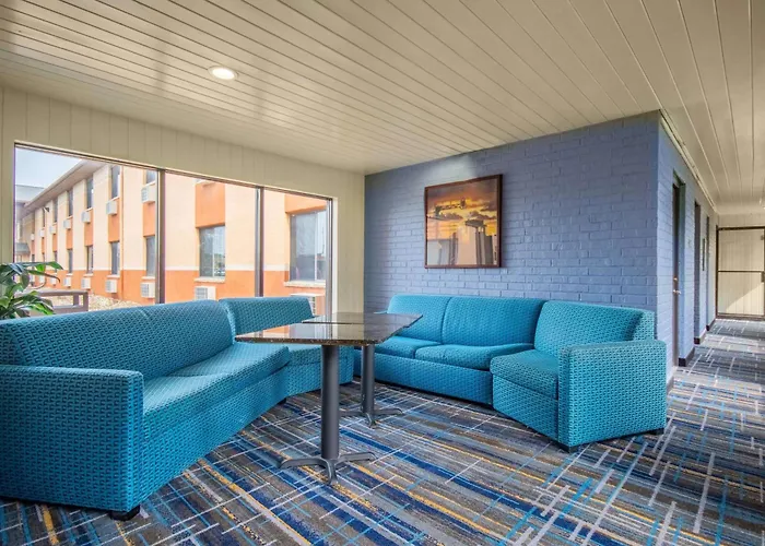 Days Inn & Suites By Wyndham Waterloo