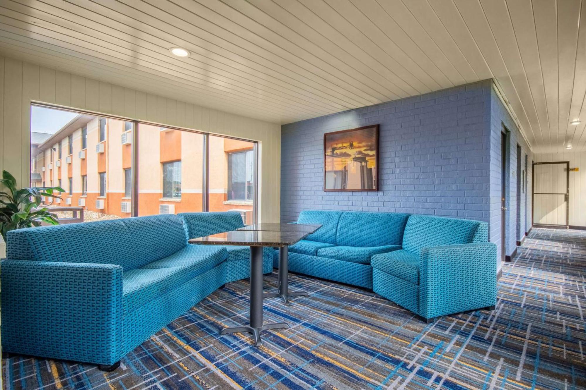 Days & By Wyndham Hotel Waterloo