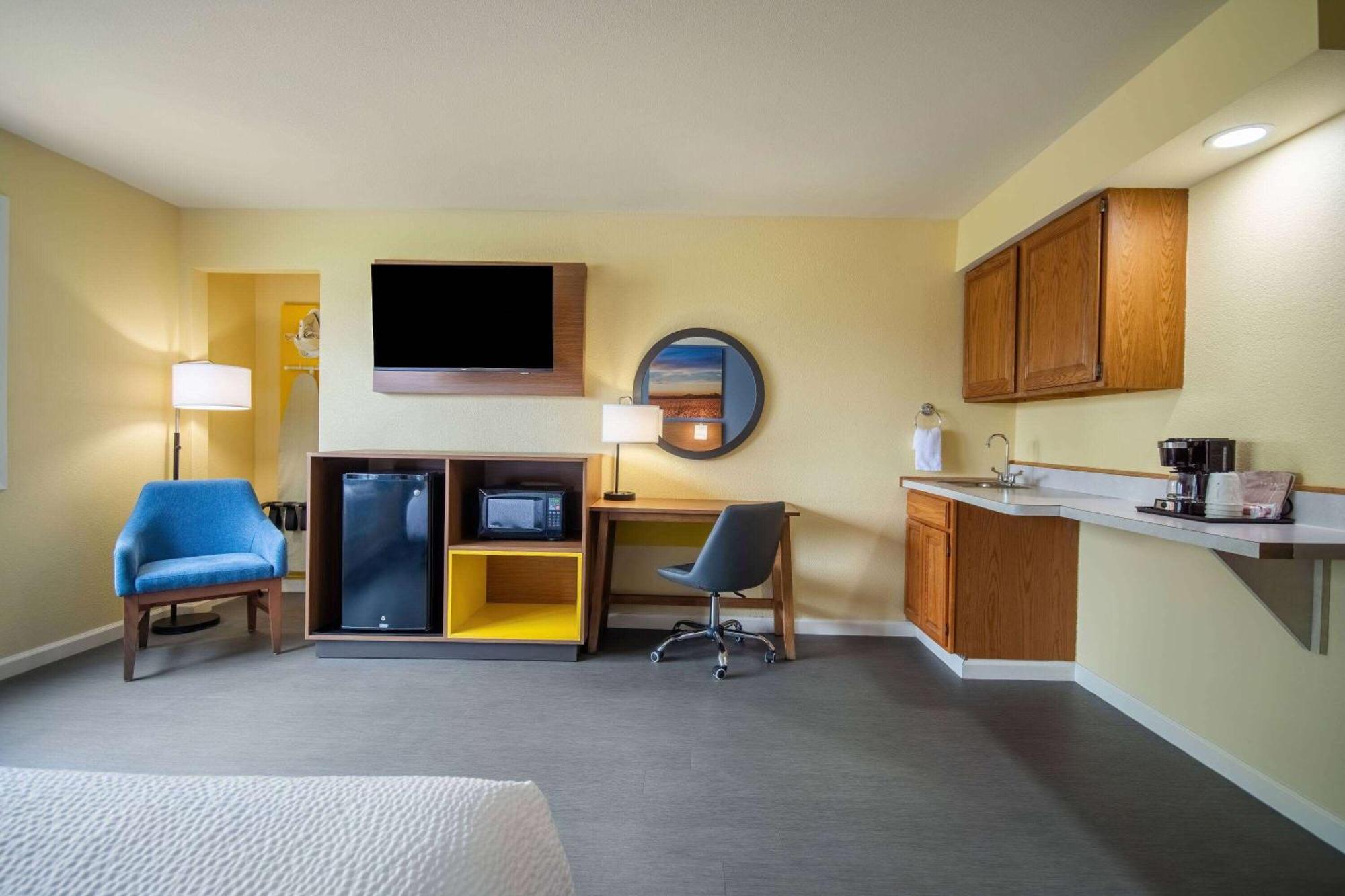 Hotel Days & By Wyndham Waterloo