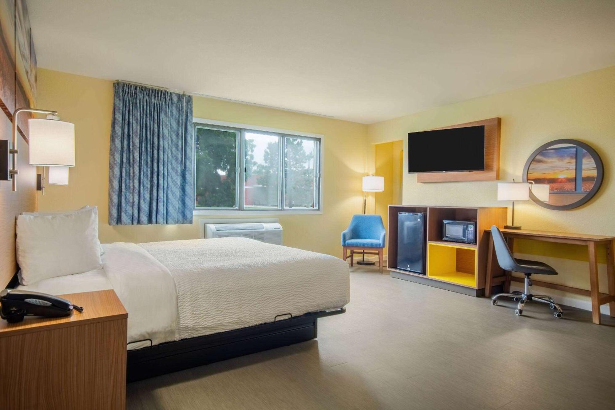 Days & By Wyndham 3* Waterloo