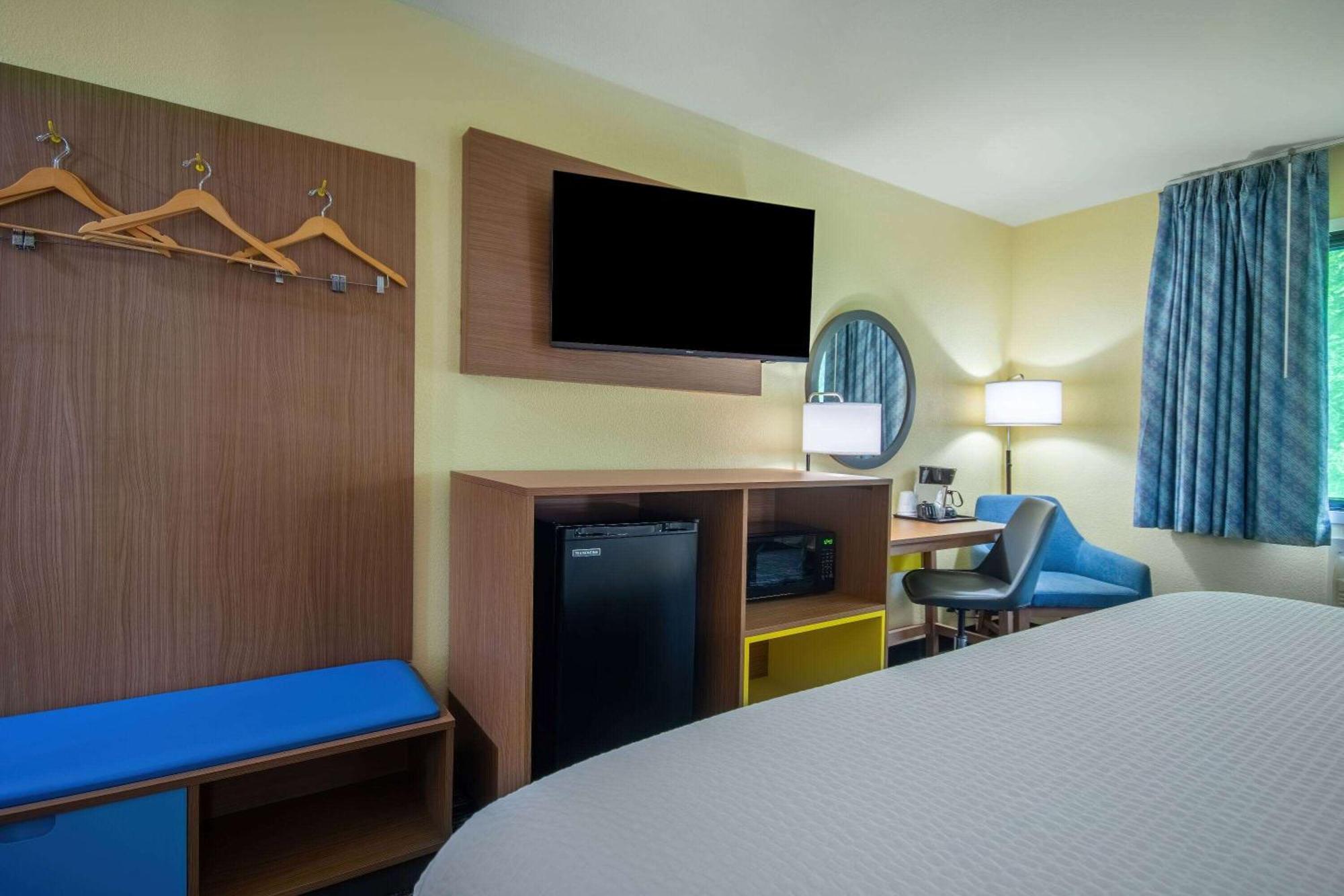 Days & By Wyndham Hotel Waterloo